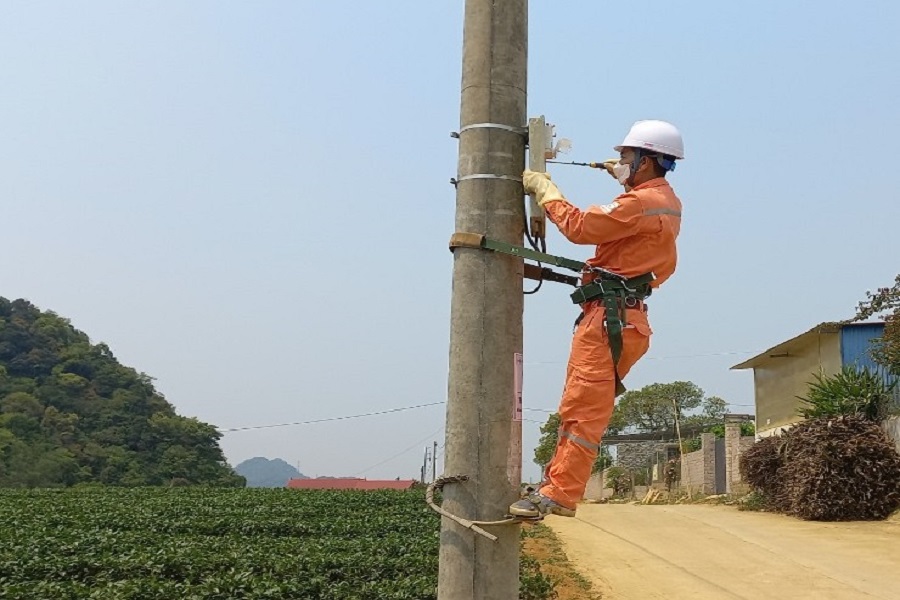 PC Sơn La hoàn thành tiến độ thay công tơ điện tử trước mùa nắng nóng
